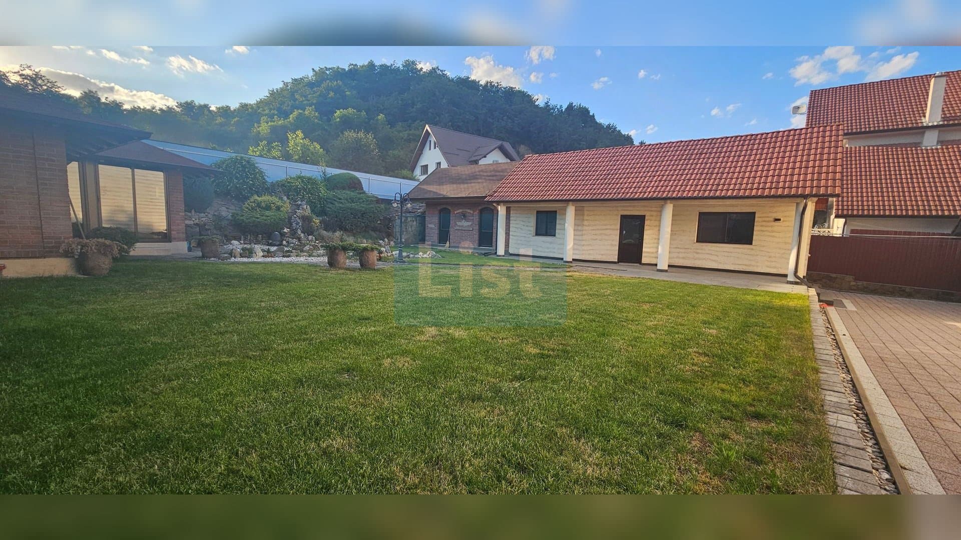 Casă premium D+P+E cu anexe si teren generos — 46